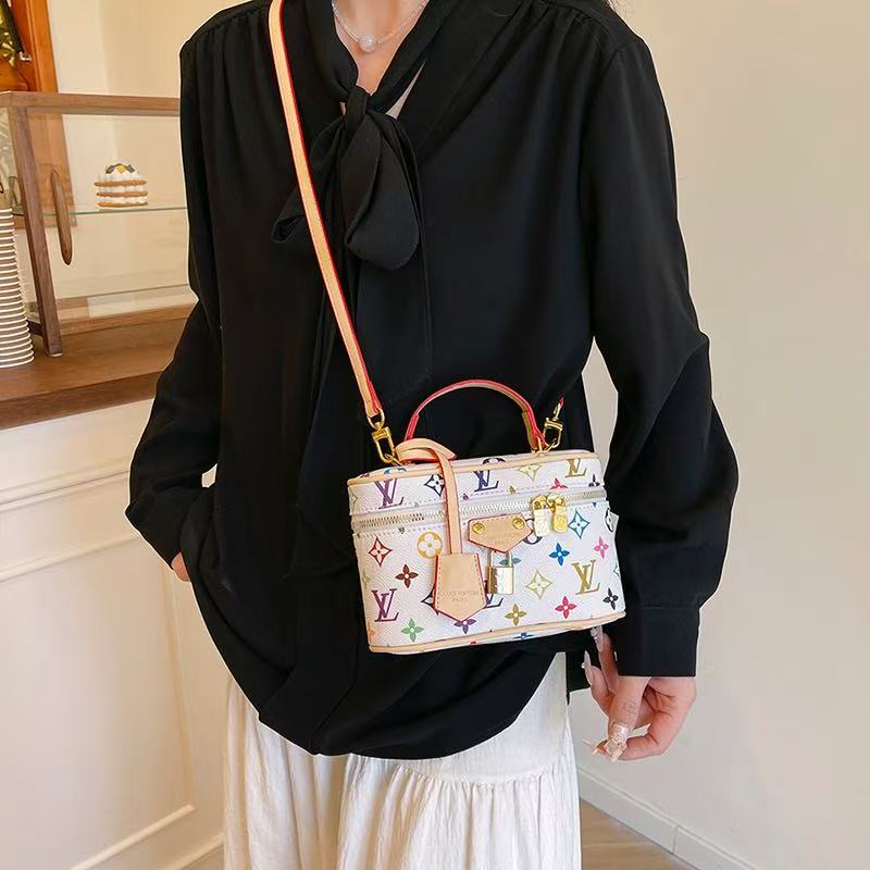 Vintage-inspired Box kézitáska – Elegant Monogram Tote Box