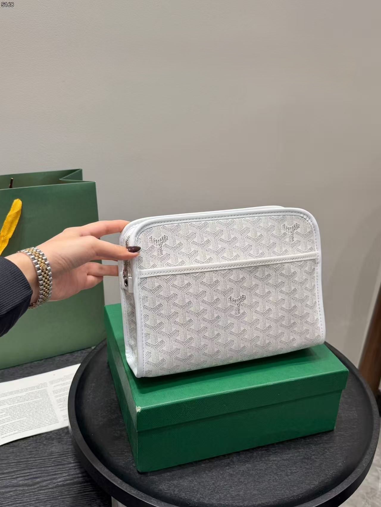 Mála clutch riachtanach do na fir