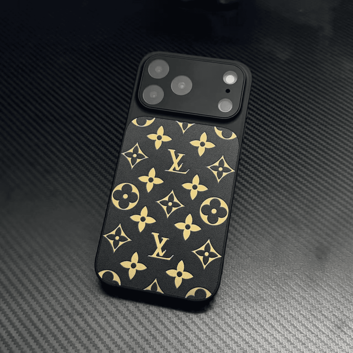 Luxusní pouzdro na telefon s monogramem a měnícími se barvami