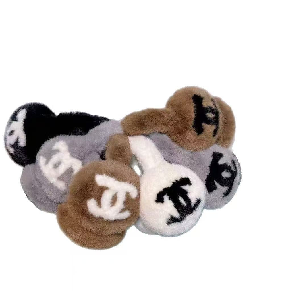 Flauschiges Schal- und Ohrenschützer-Set – Weiche Winteraccessoires mit Emblem-Details 🧣
