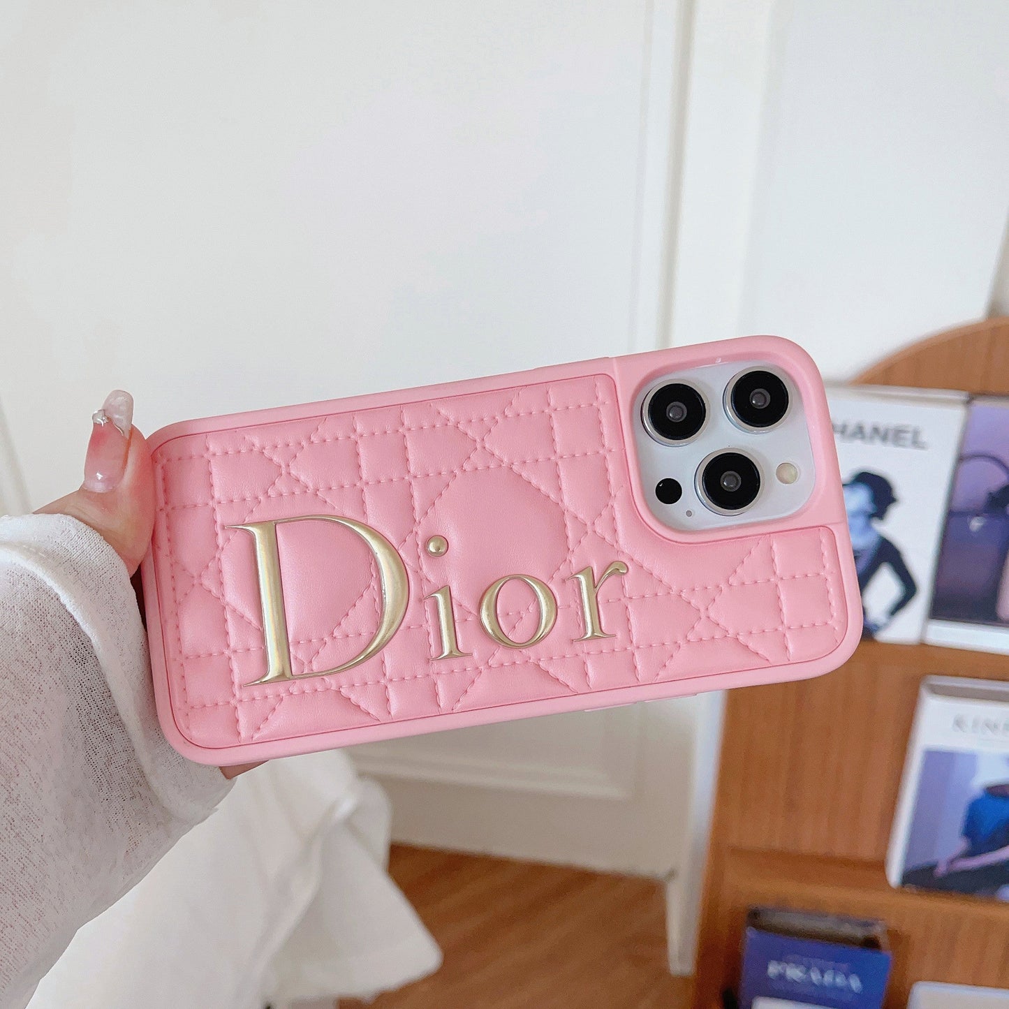Kožené pouzdro na iPhone se zlatým logem CD
