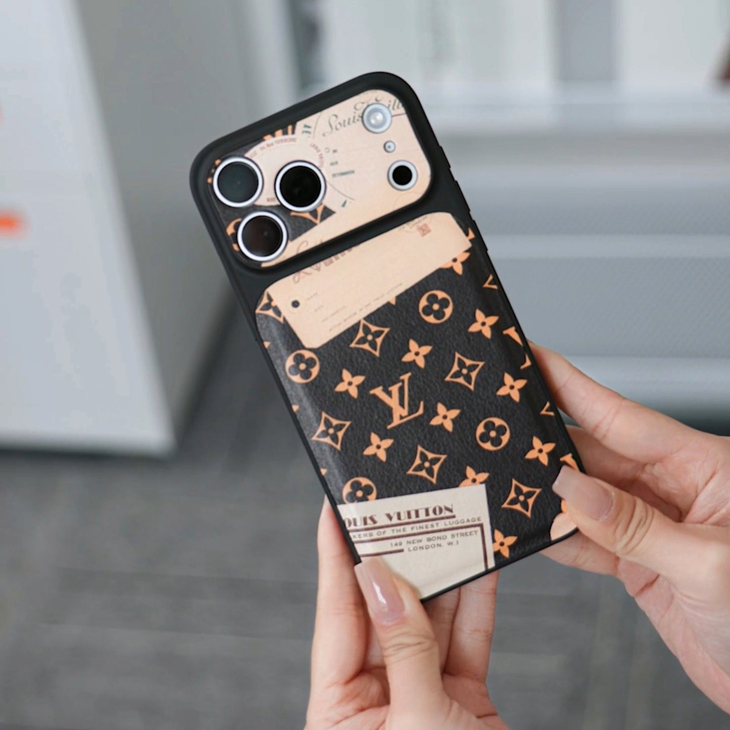 Luksusowe etui na telefon w stylu vintage z monogramem