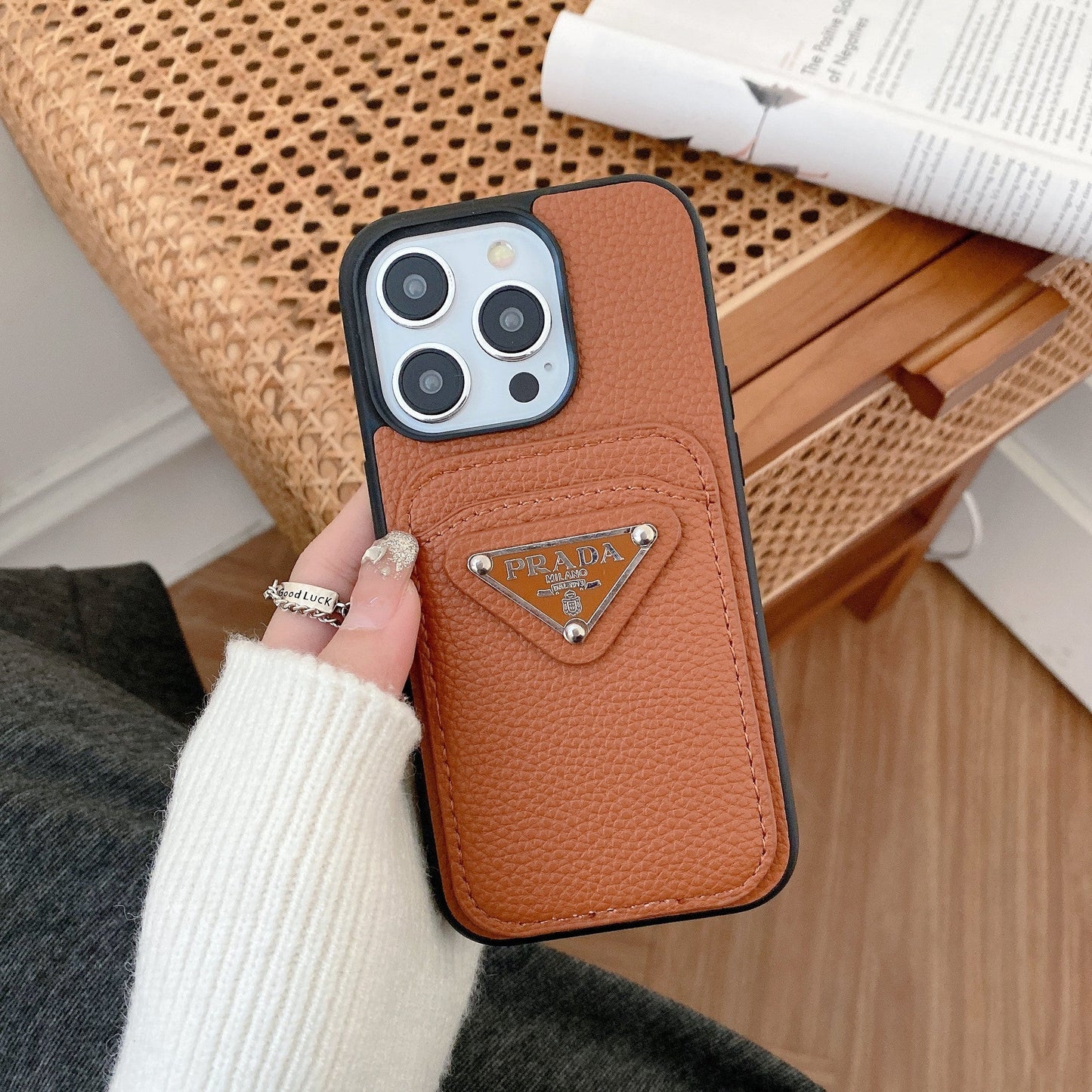 Kolorowe etui na iPhone'a z uchwytem na karty Pra