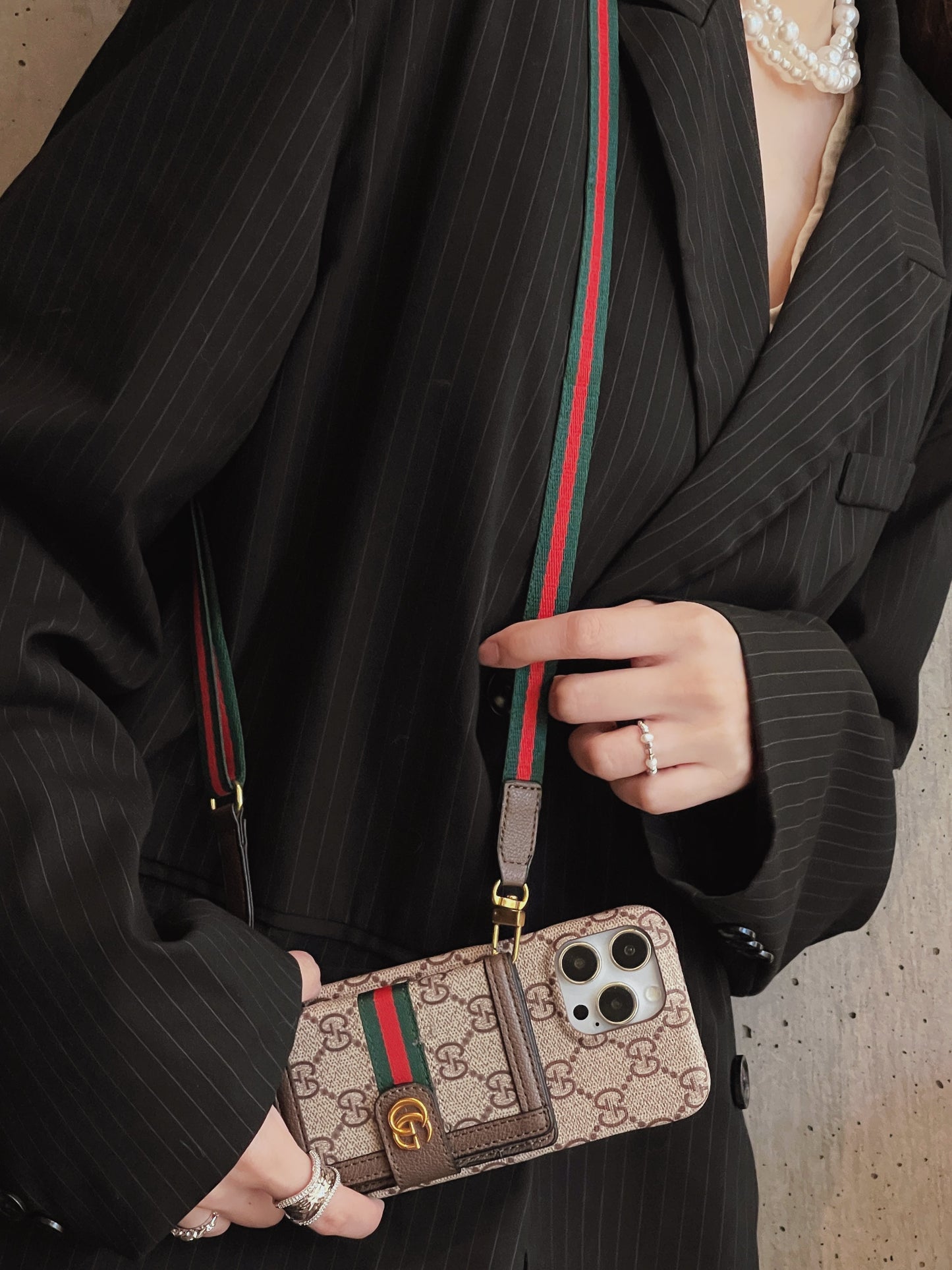 Custodia per iPhone a tracolla con borsa per carte GG
