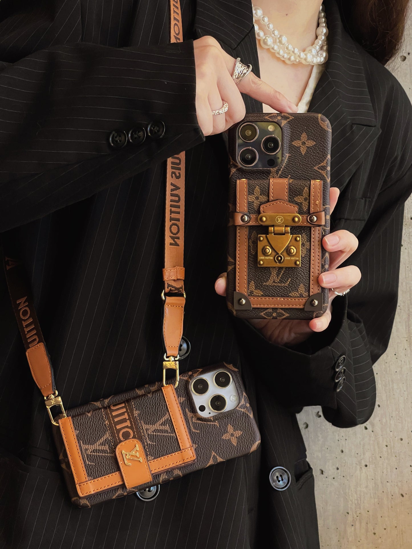 Capa para iPhone com corrente porta-cartões Lou