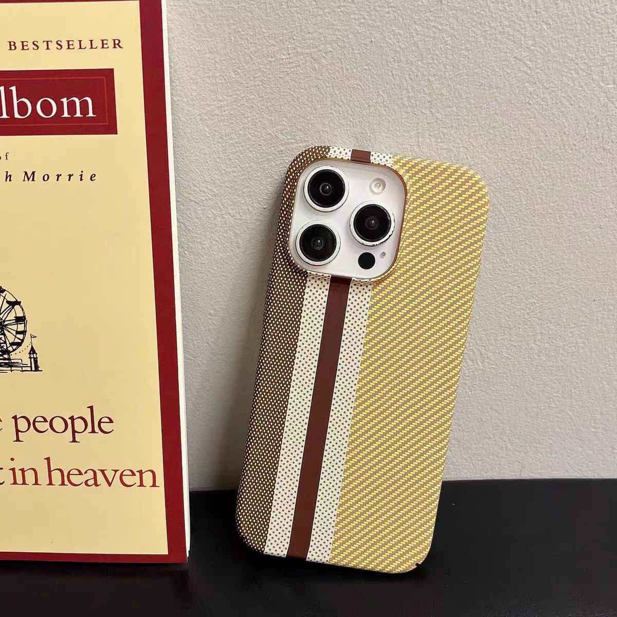 Minimalistisk farveblokeret telefonetui i kulfibermønster