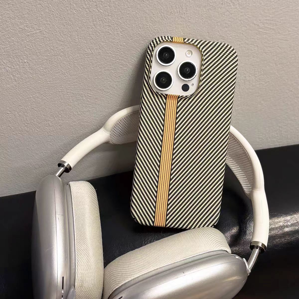Minimalistisk farveblokeret telefonetui i kulfibermønster