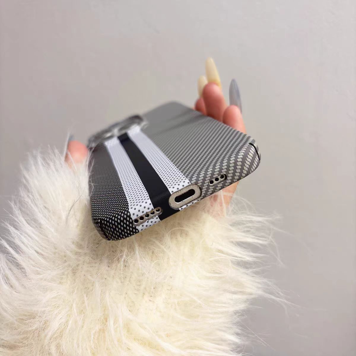 Minimalistisk farveblokeret telefonetui i kulfibermønster