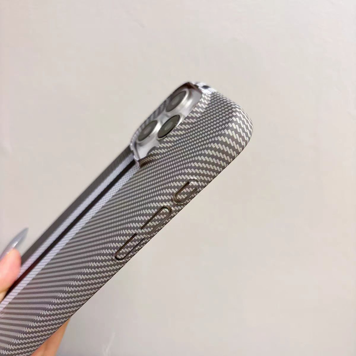 Minimalistisk farveblokeret telefonetui i kulfibermønster