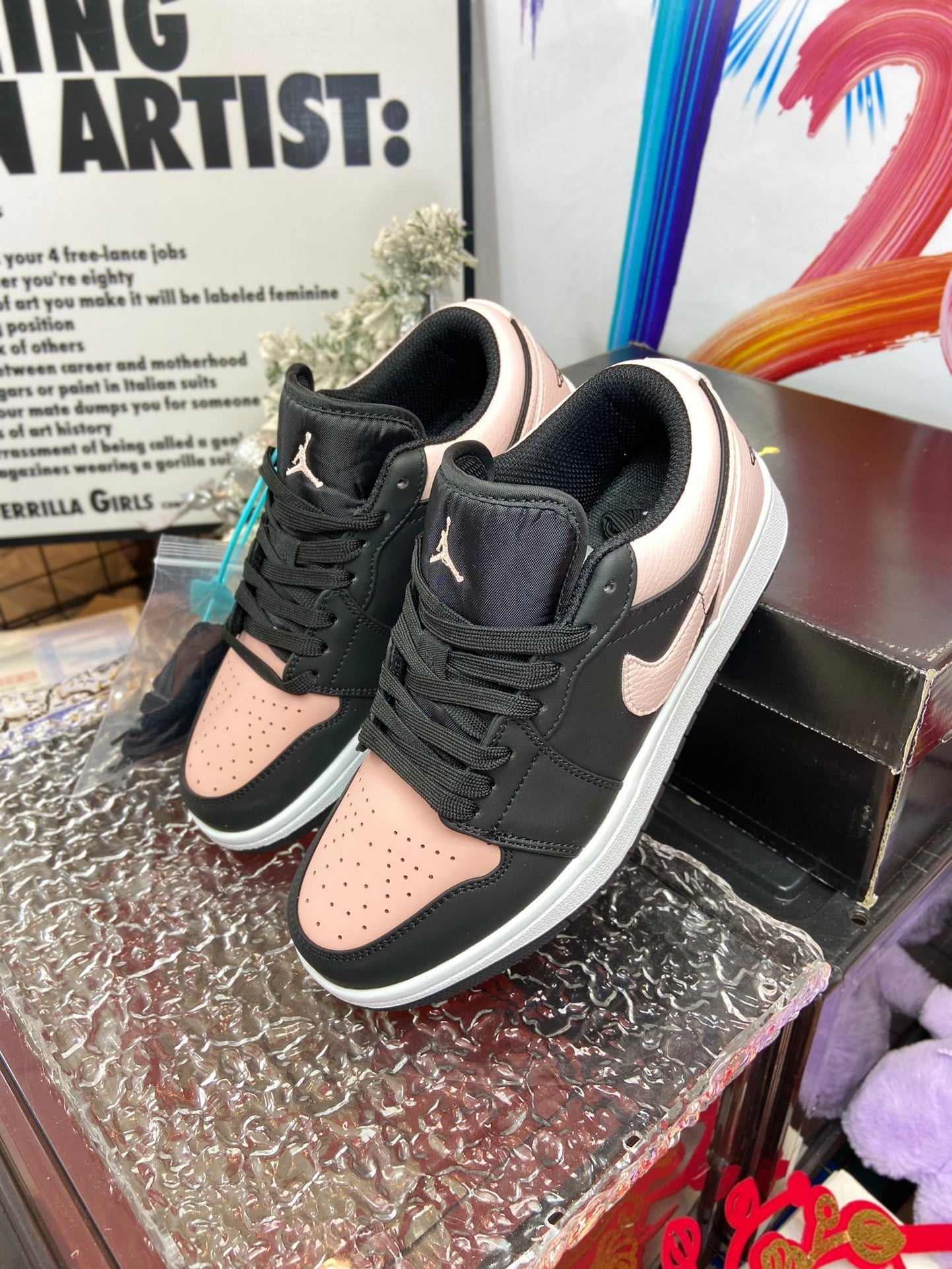 Black and pink color-block low-top casual sneakers