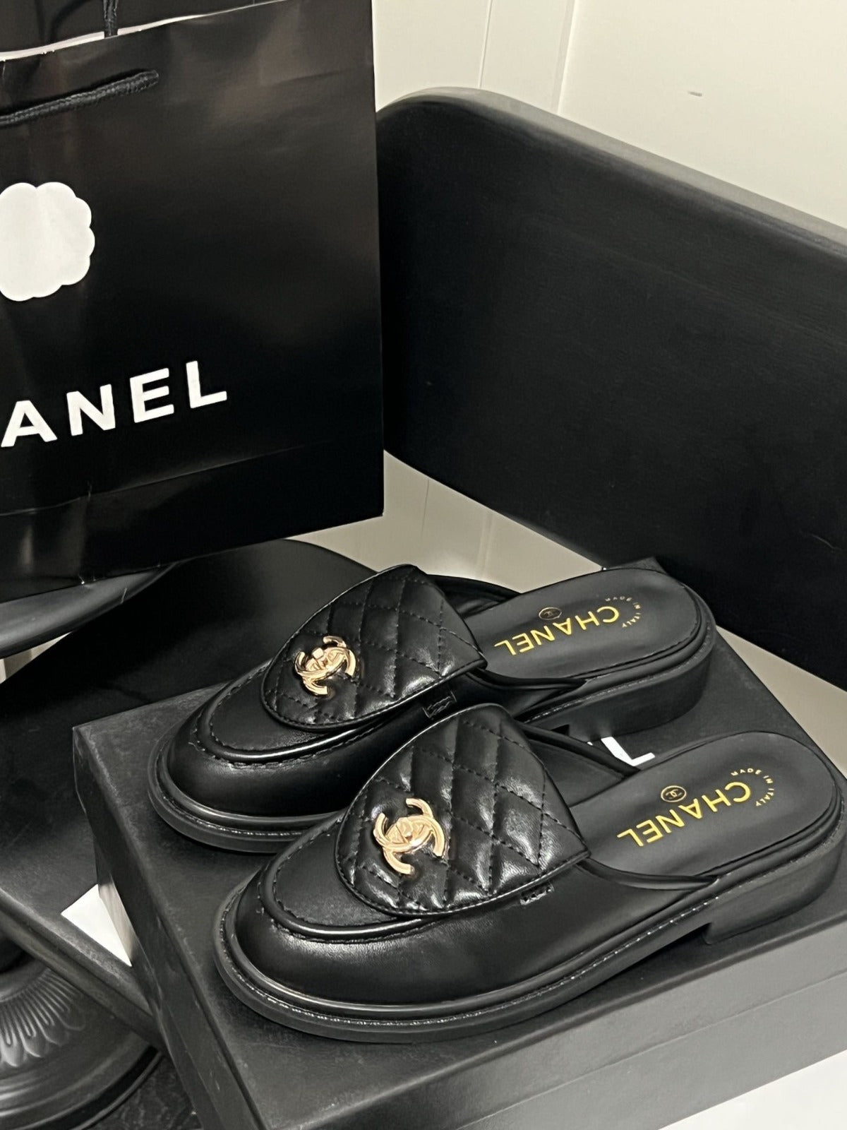 Kevyet ja ylelliset tikatut metallisolkimuulit