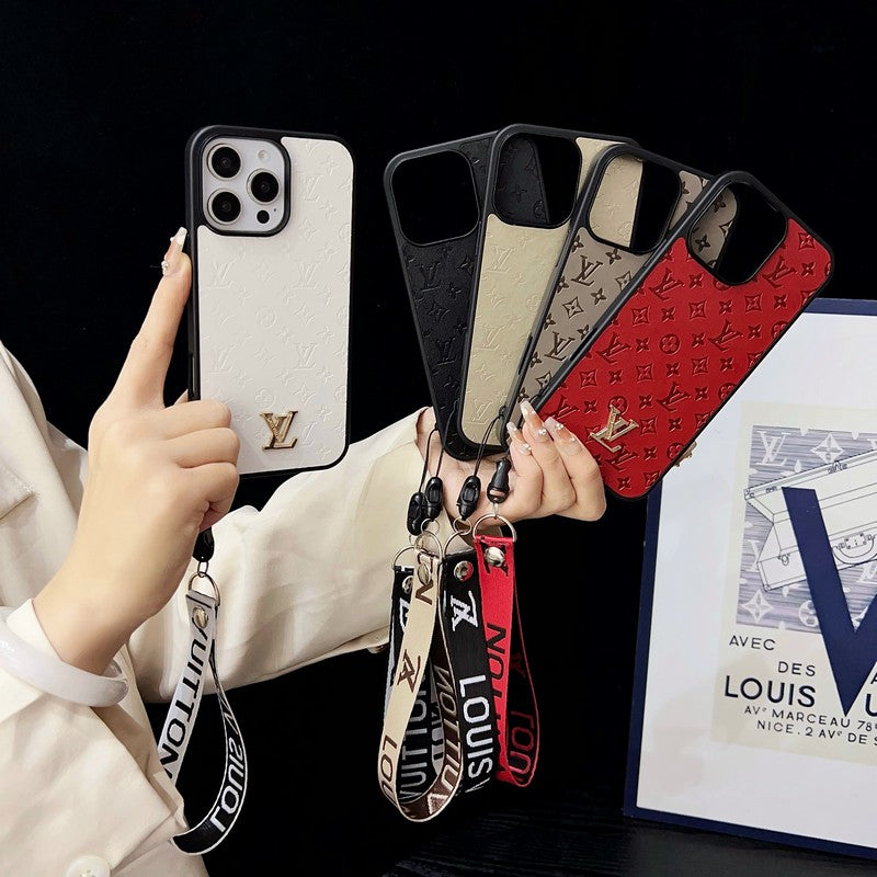 حافظة iPhone بسلسلة يد باللون البني من Lou