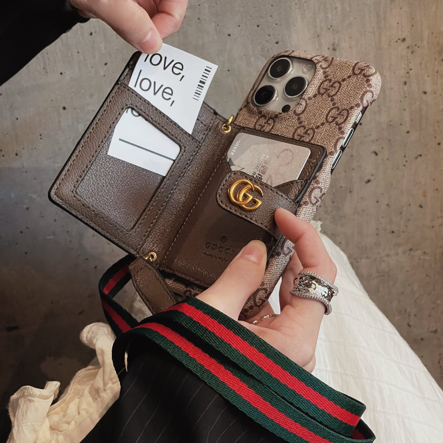Custodia per iPhone a tracolla con borsa per carte GG