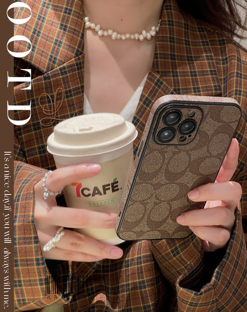 كوتش حافظة ايفون قهوة - QB240402