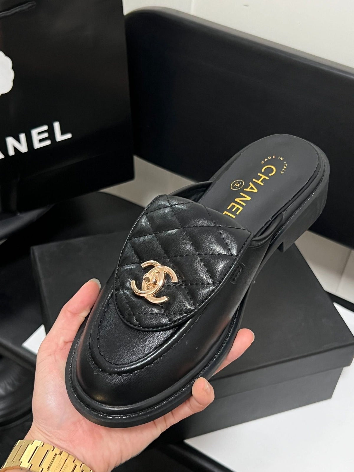 Kevyet ja ylelliset tikatut metallisolkimuulit