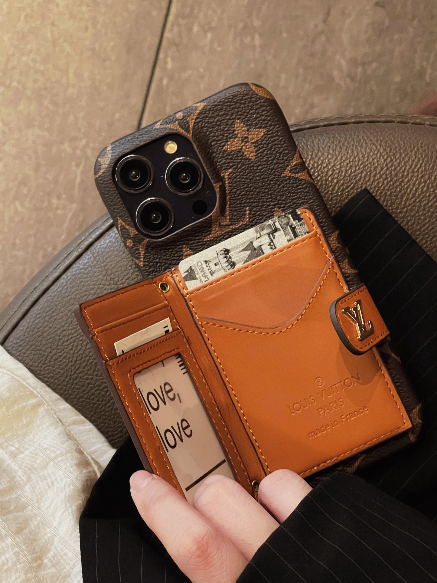 Capa para iPhone com corrente porta-cartões Lou