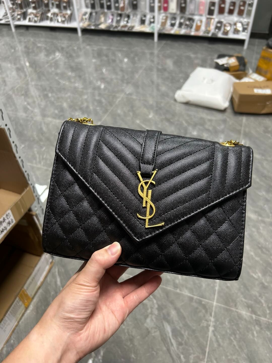 Bolsa Crossbody Preta Acolchoada com Corrente