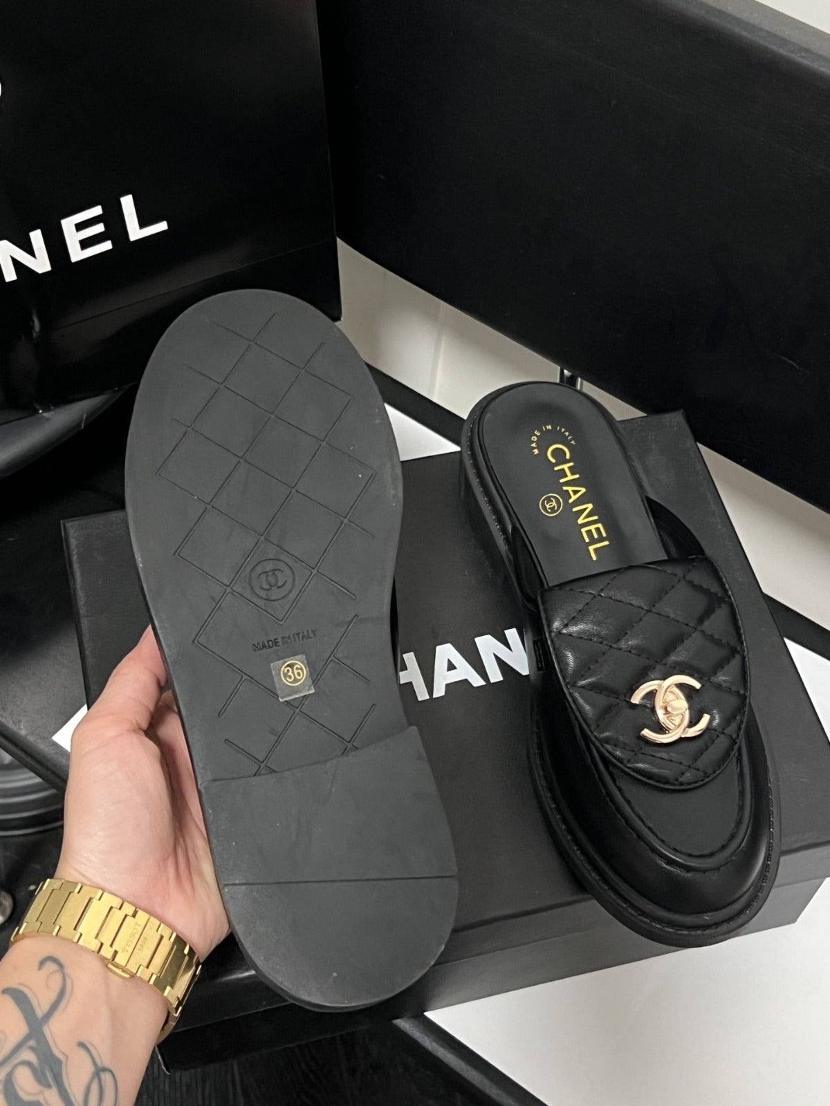 Kevyet ja ylelliset tikatut metallisolkimuulit