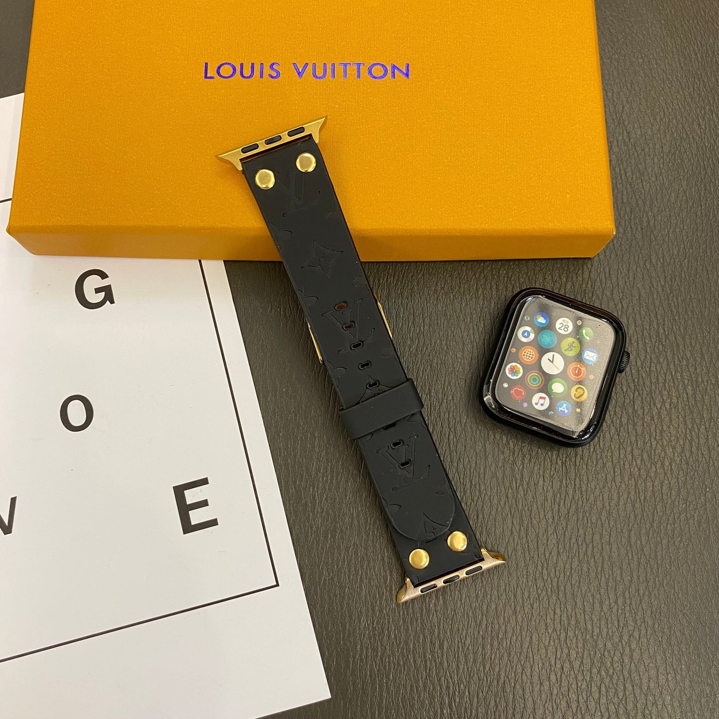 Bracelet de rechange Apple avec décoration en rivets et monogramme en relief WATCH BANDS