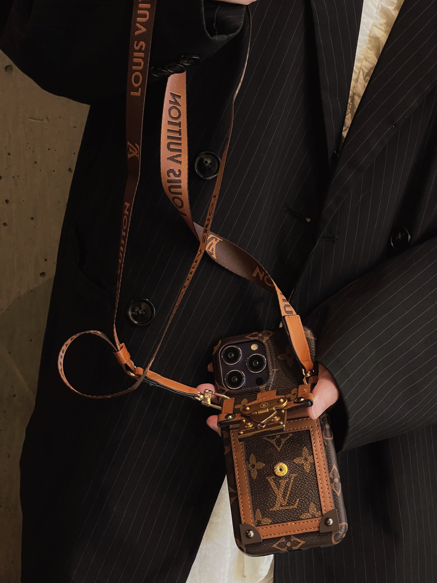 Capa para iPhone com corrente porta-cartões Lou