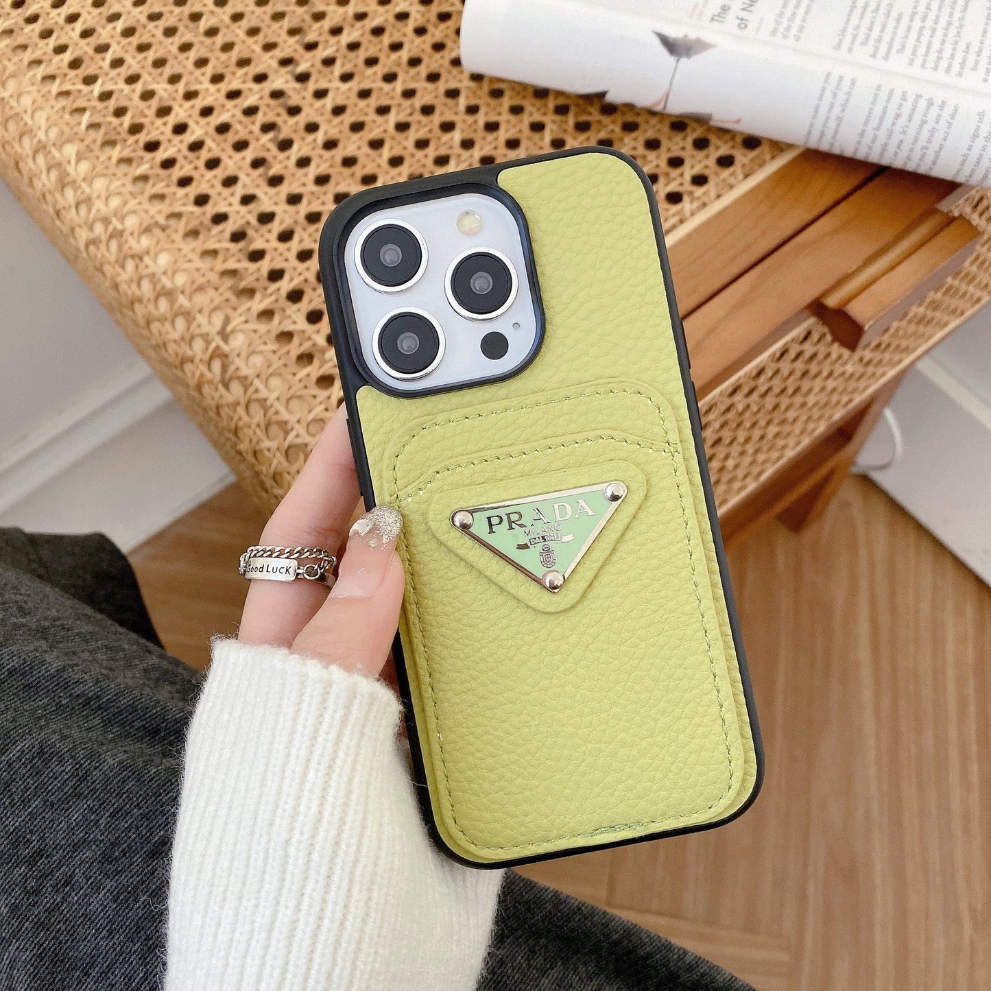 Kolorowe etui na iPhone'a z uchwytem na karty Pra
