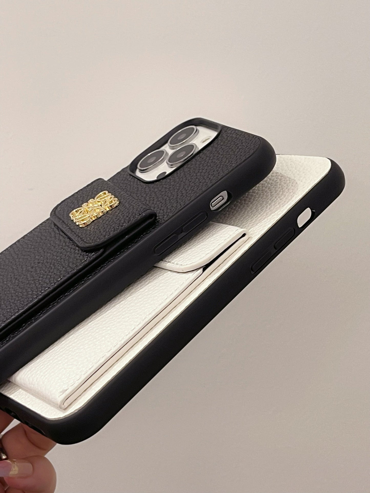 LOEWE كفر ايفون مع حامل بطاقة اسود - QBK240603
