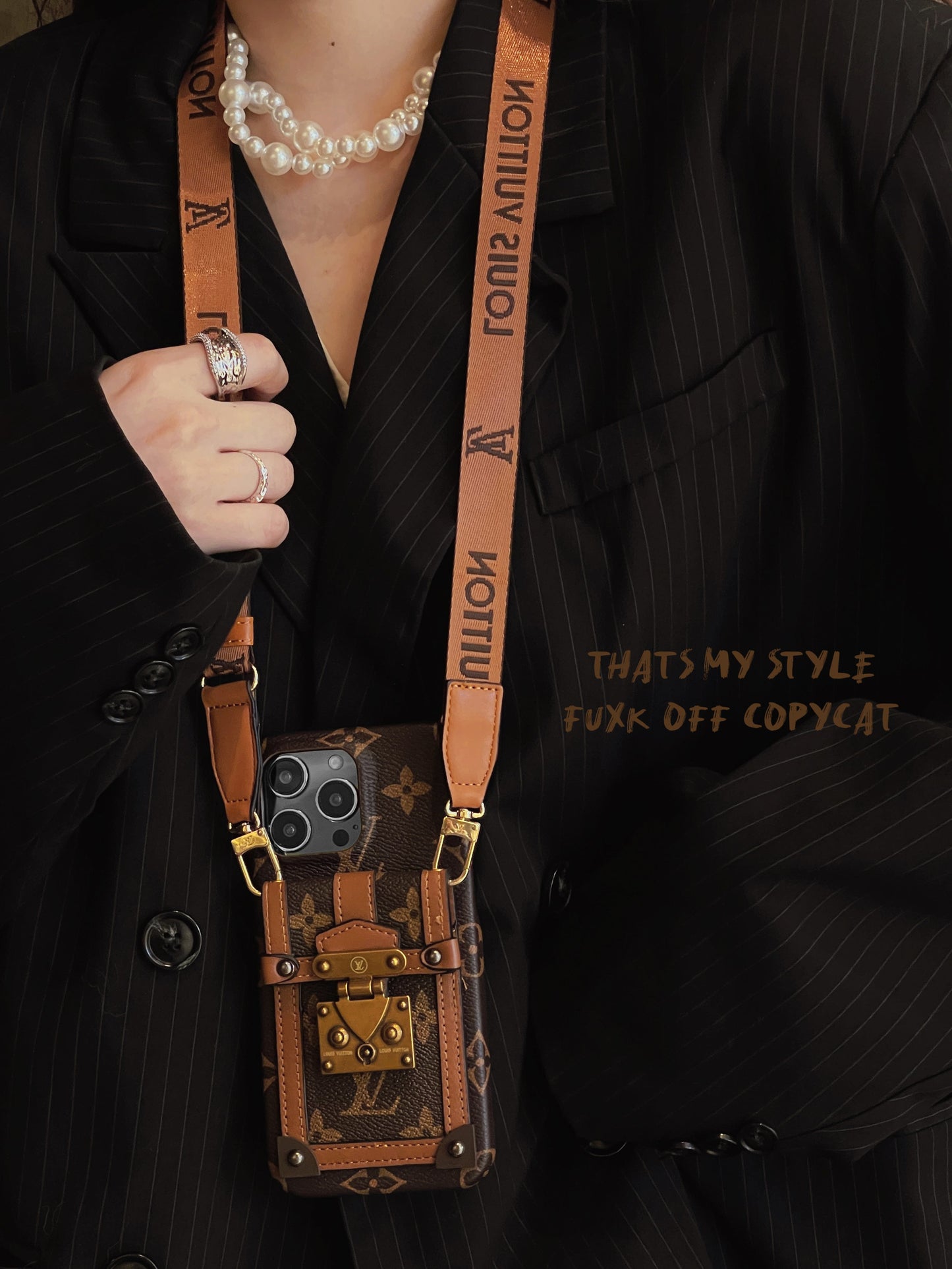 Capa para iPhone com corrente porta-cartões Lou