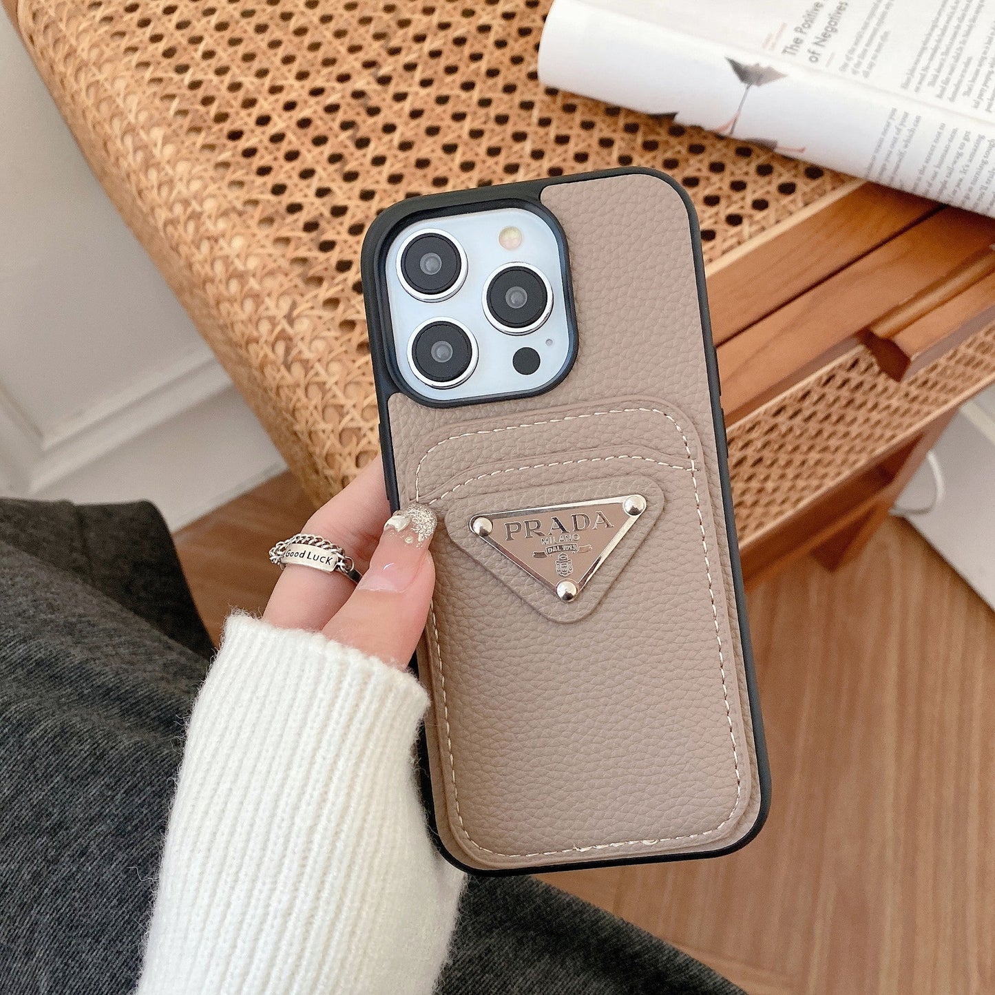 Kolorowe etui na iPhone'a z uchwytem na karty Pra