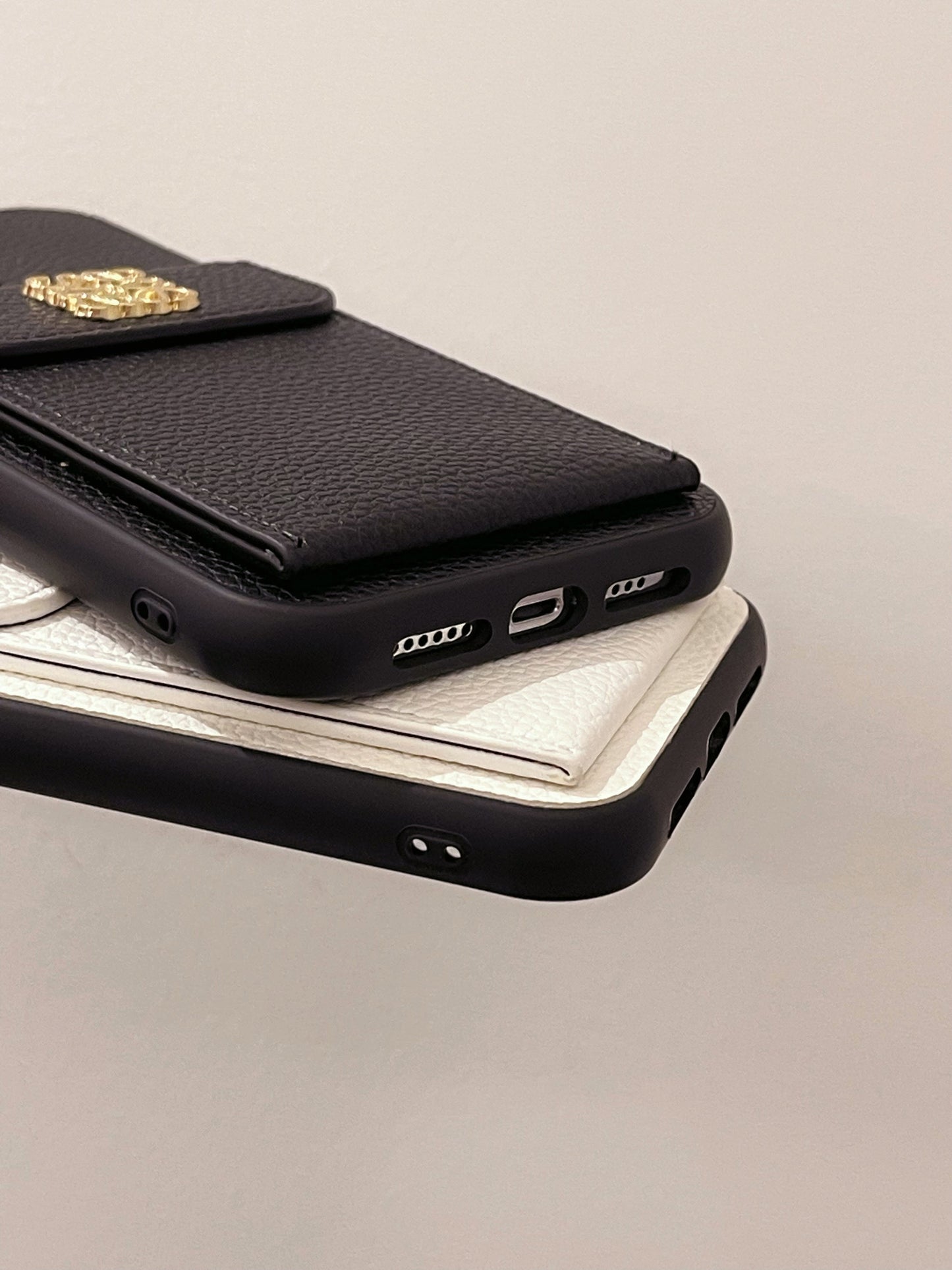 LOEWE كفر ايفون مع حامل بطاقة اسود - QBK240603