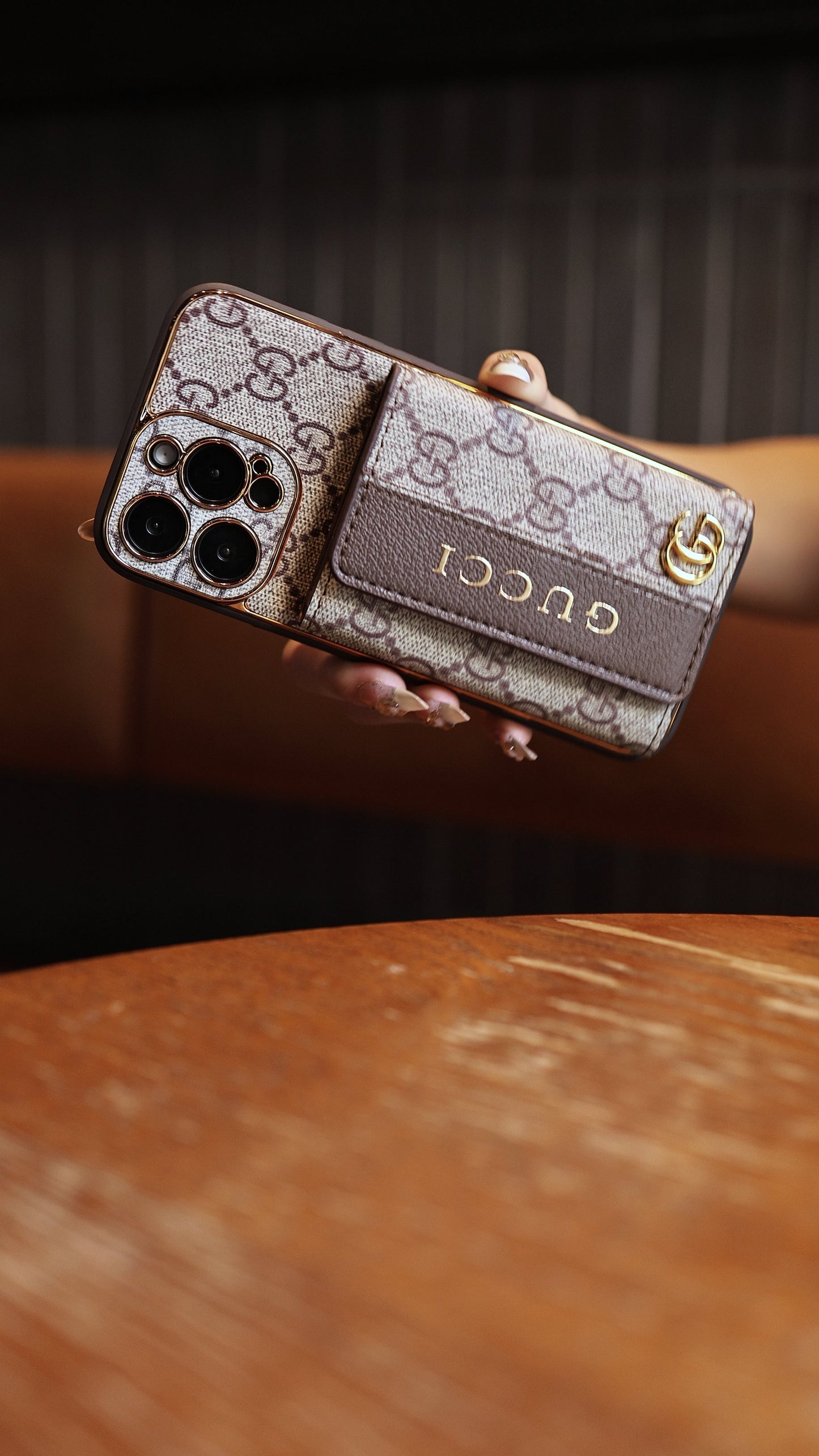 Cás iPhone Só Stílmhar le Sealbhóir Cárta & Strap