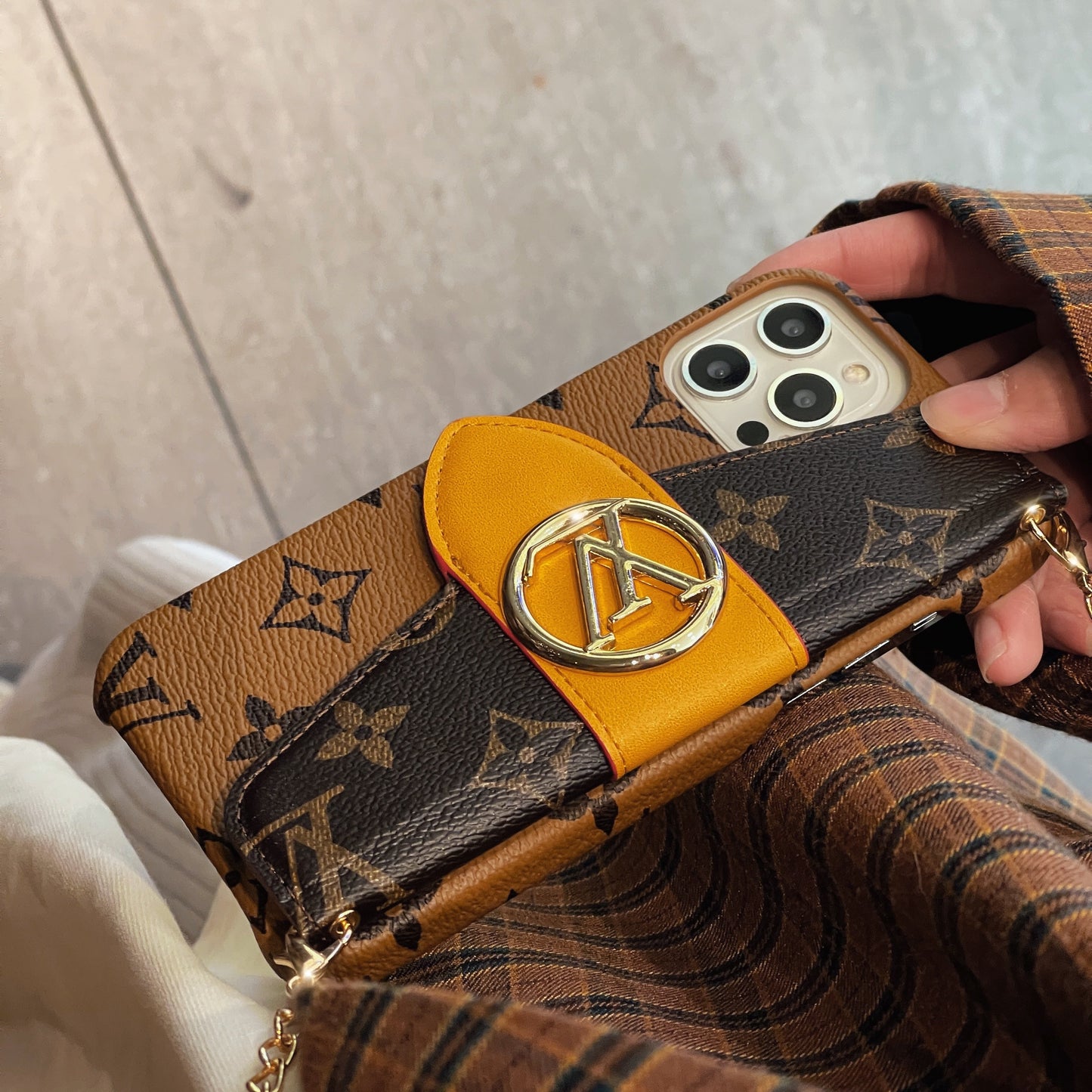 Custodia per iPhone con porta carte a tracolla Lou