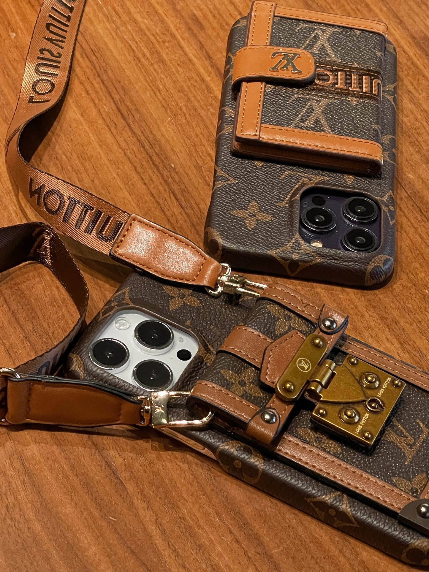 Capa para iPhone com corrente porta-cartões Lou