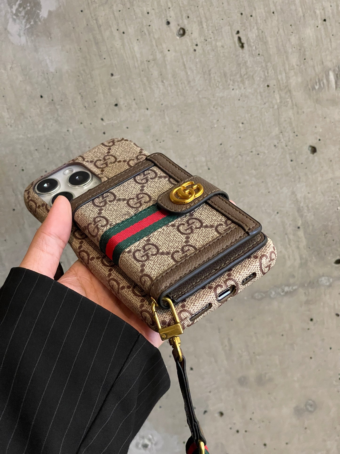 Custodia per iPhone a tracolla con borsa per carte GG