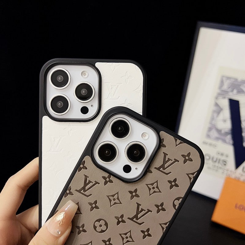 حافظة iPhone بسلسلة يد باللون البني من Lou