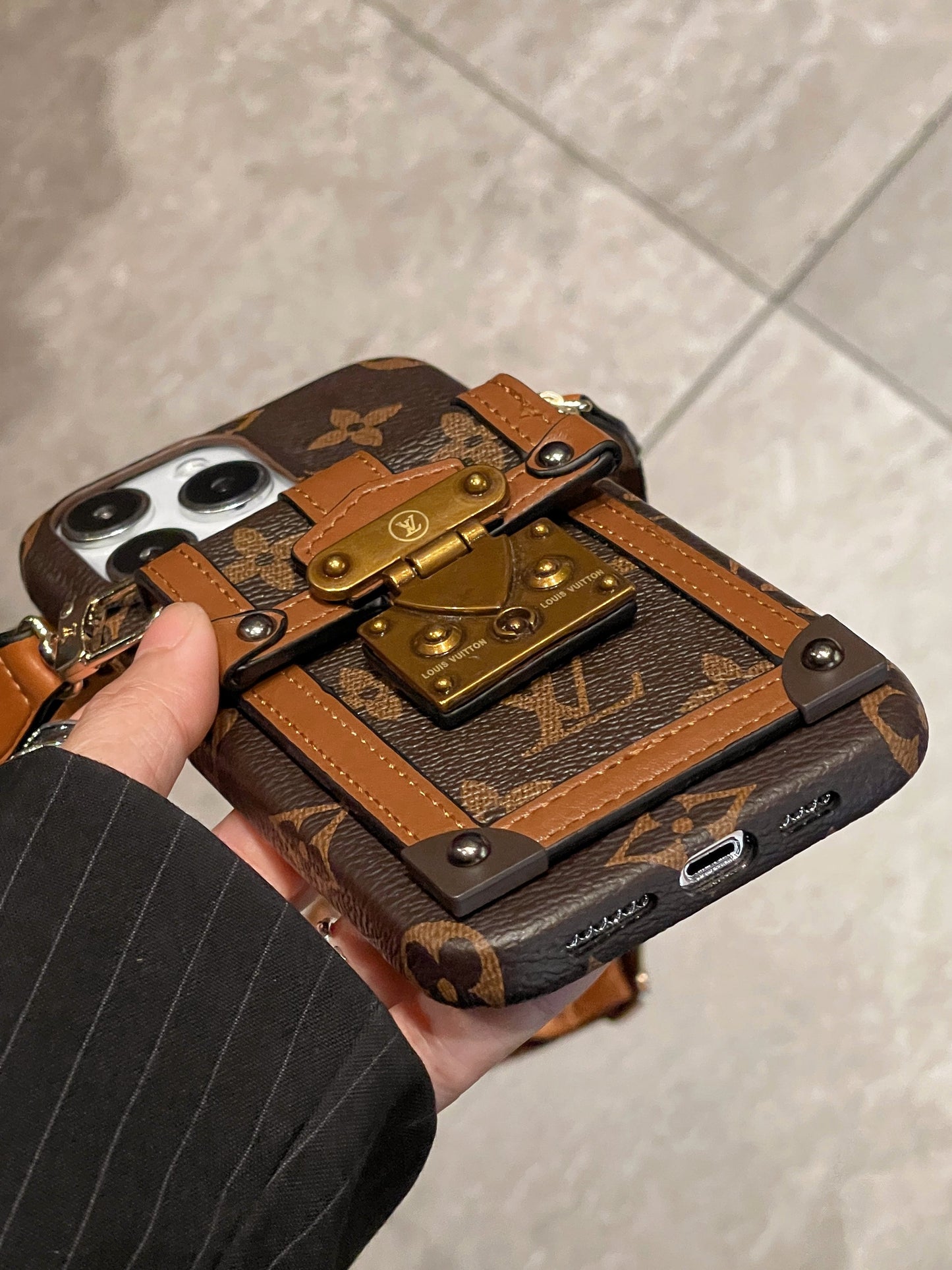 Capa para iPhone com corrente porta-cartões Lou