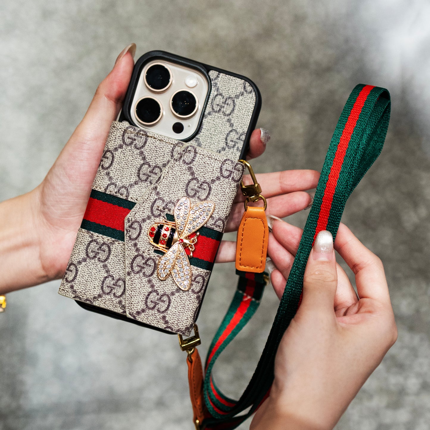 GG Casta Cás iPhone Crossbody le Sealbhóir Cárta & Strap Gualainn