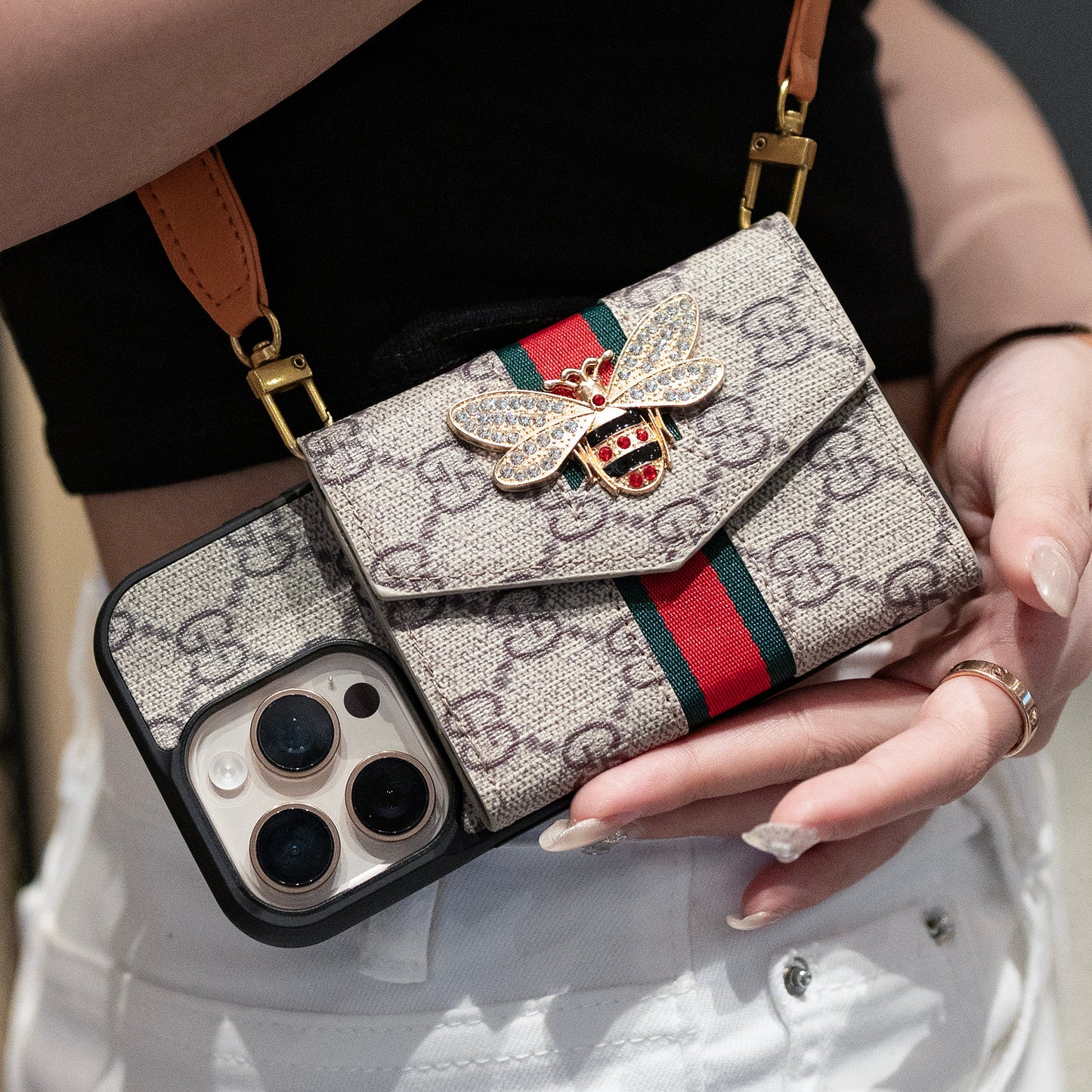 GG Casta Cás iPhone Crossbody le Sealbhóir Cárta & Strap Gualainn