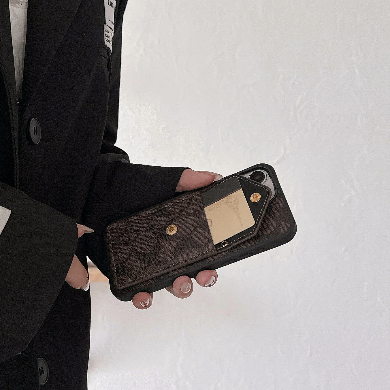 Pouzdro na iPhone Coach s držákem karty a popruhem tmavě hnědé -SJ240513