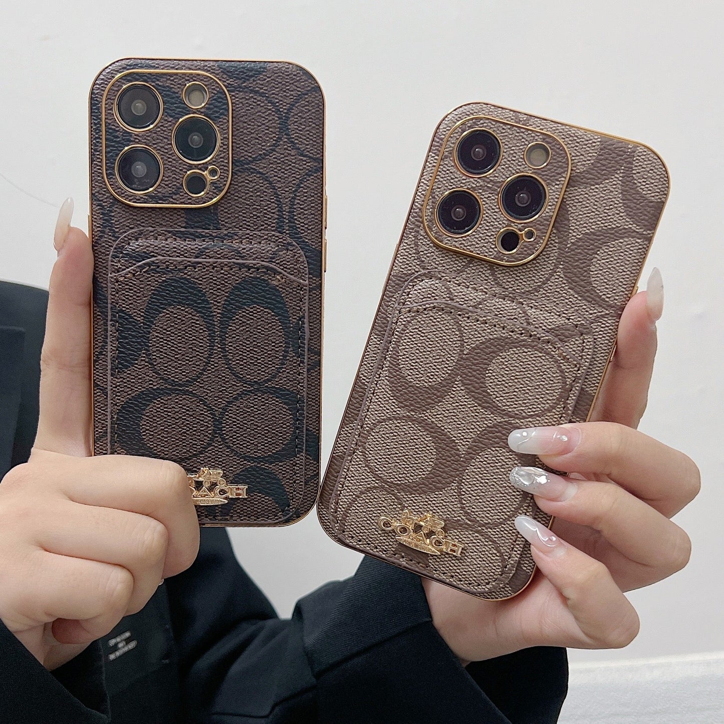 Coach 帶卡夾的 iPhone 保護殼 咖啡色 -KB241651