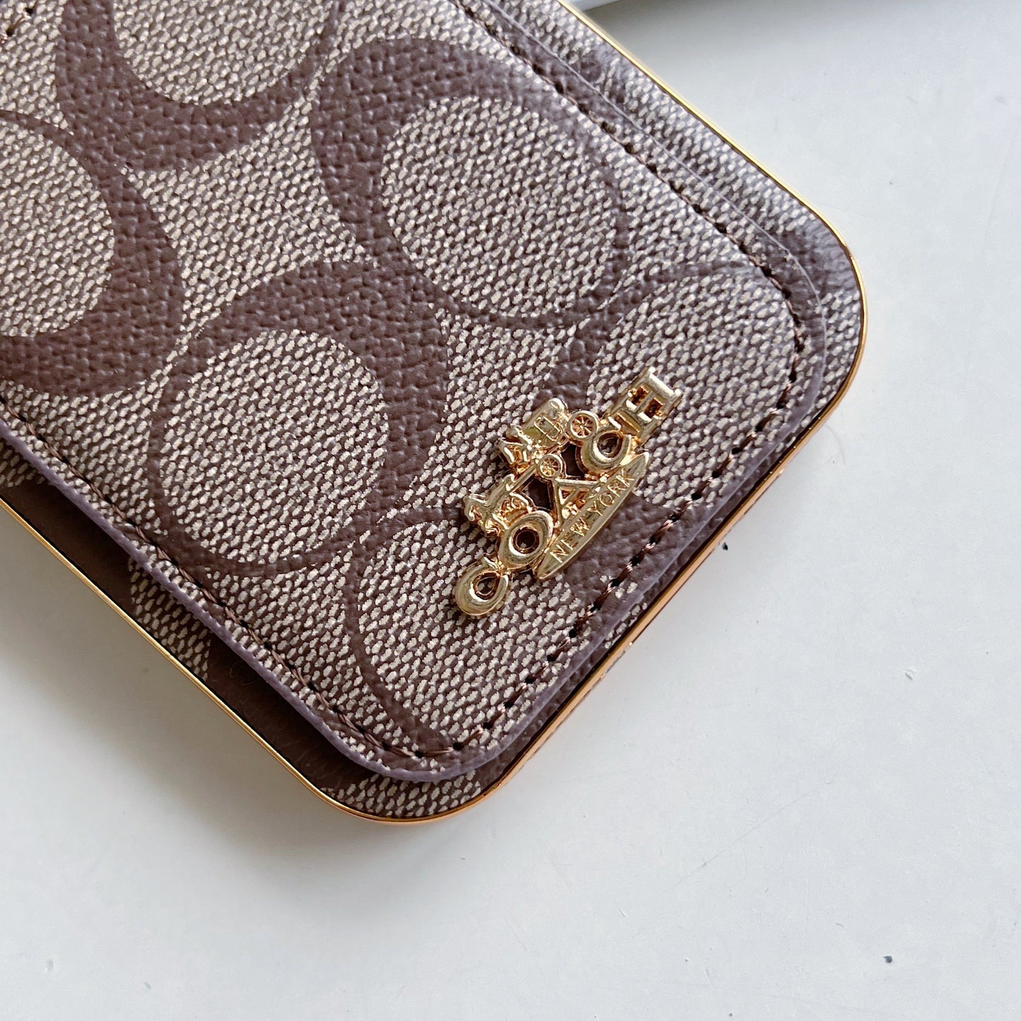 Coach 帶卡夾的 iPhone 保護殼 咖啡色 -KB241651