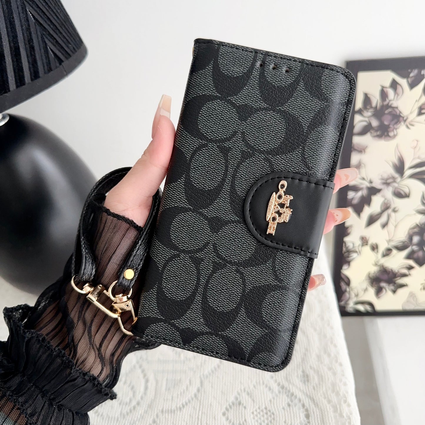 Kožené flipové pouzdro Coach iPhone Case s držákem na karty Černé-PTK241622