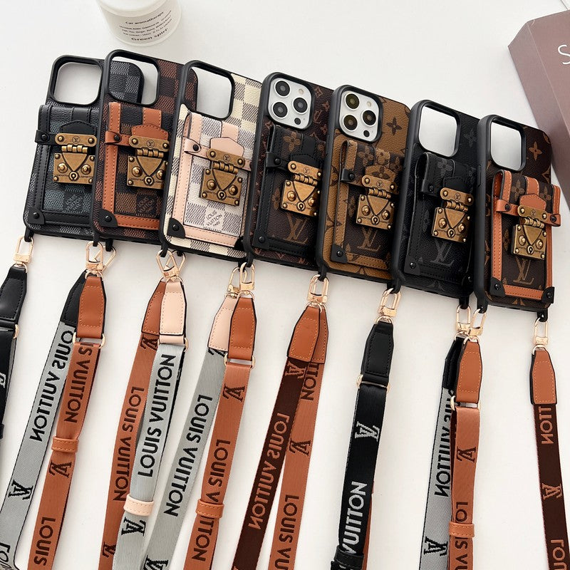 حافظة iPhone من Lou Brown Crossbody Chain