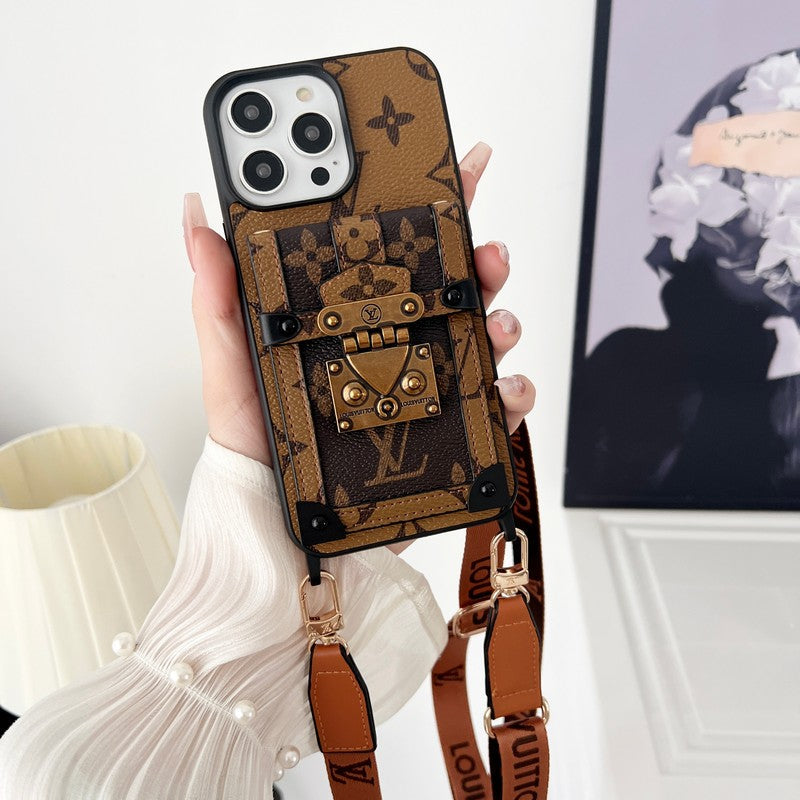 حافظة iPhone من Lou Brown Crossbody Chain
