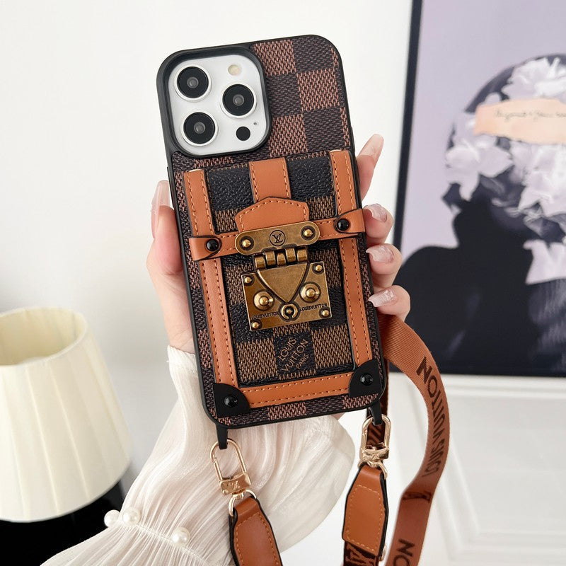 حافظة iPhone من Lou Brown Crossbody Chain