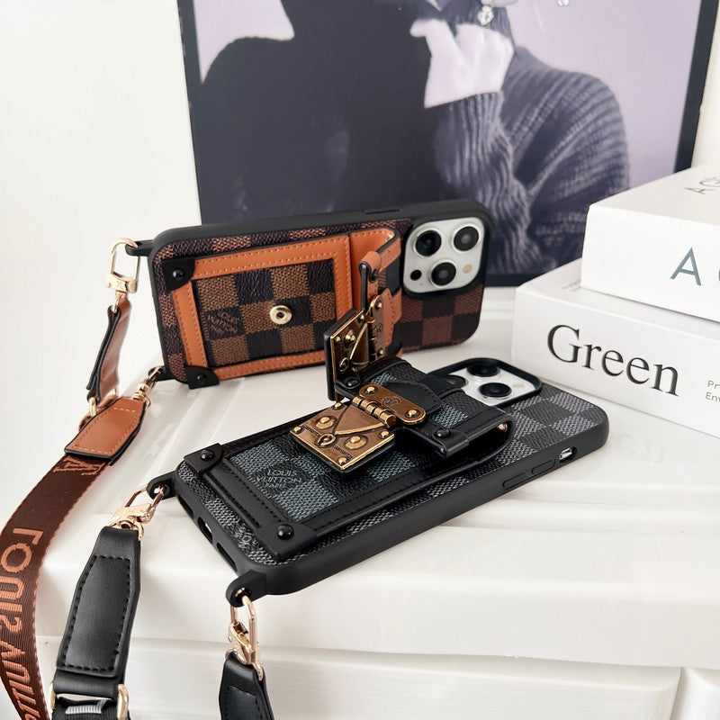 حافظة iPhone من Lou Brown Crossbody Chain
