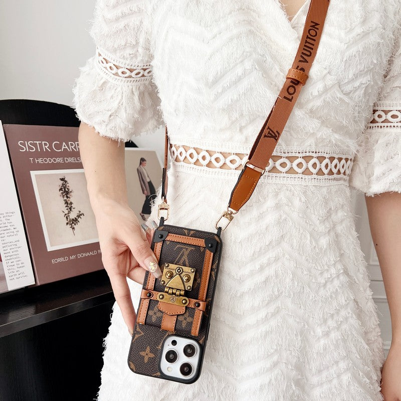 حافظة iPhone من Lou Brown Crossbody Chain