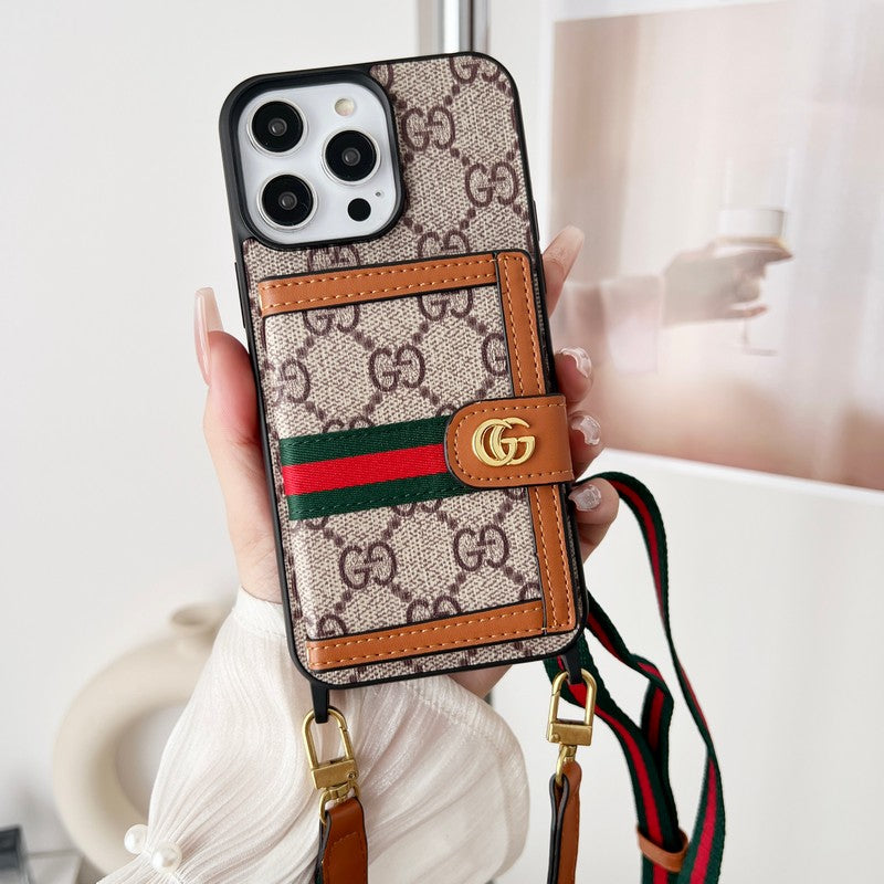 Klasyczne etui na iPhone'a z łańcuszkiem na karty GG