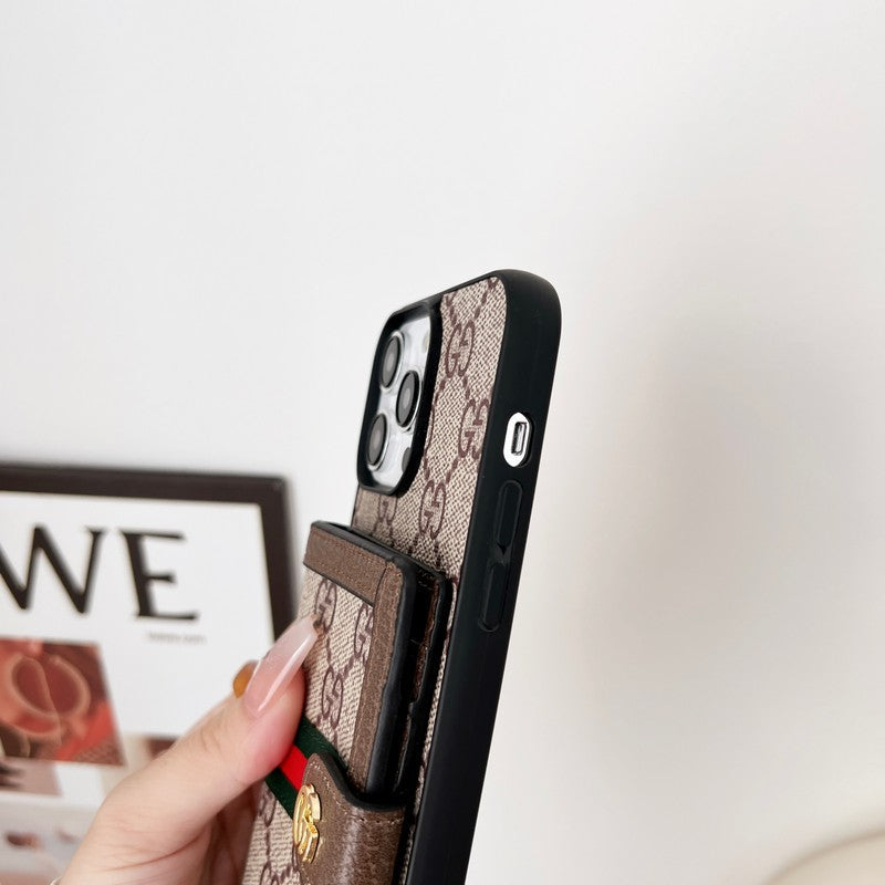 Klasyczne etui na iPhone'a z łańcuszkiem na karty GG