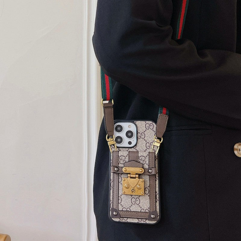 Custodia per iPhone con catena porta carte Lou GG