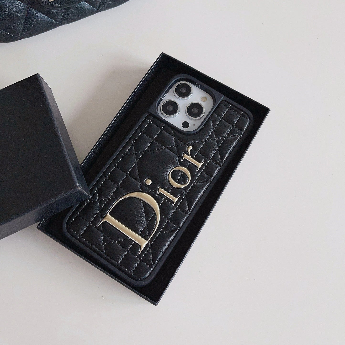 IPhone-Hülle aus Leder mit goldenem CD-Logo